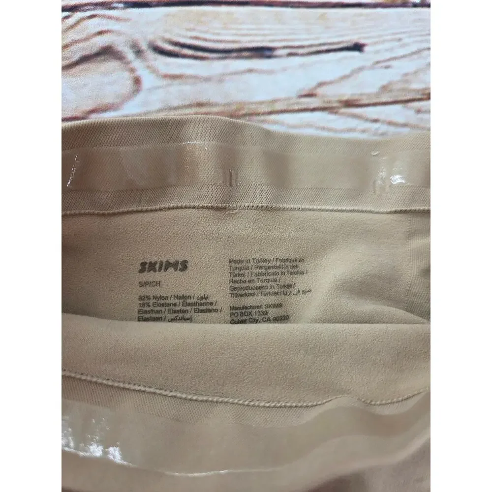 Skims thong shape wear seamless tan size small NEW - Picture 2 of 3
